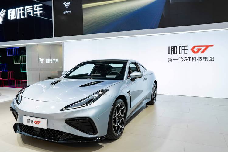 深圳186哪吒汽车在智能汽车领域的表现，领途汽车在新能源汽车市场中的影响力